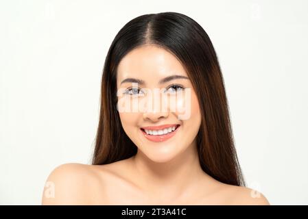 Portrait de visage de femme asiatique de peau claire sur fond blanc pour le concept de beauté et de soins de la peau Banque D'Images