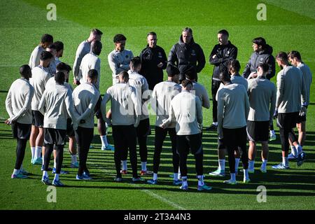 Pedro GOMEZ assistant entraîneur physique du PSG, Luis ENRIQUE du PSG, Alberto PIERNAS assistant entraîneur physique du PSG, Aitor UNZUE assistant entraîneur physique du PSG avec des joueurs du PSG lors de l’entraînement de l’équipe du Paris Saint-Germain devant l’UEFA Champions League, match de football du groupe F entre le Paris Saint Germain et l'AC Milan le 24 octobre 2023 au Campus PSG à Poissy, France Banque D'Images