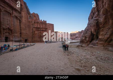 Wadi Musa, 2 novembre 2021 : rues de façades dans la ville historique et archéologique de Pétra contre ciel bleu avec stands de souvenirs Banque D'Images