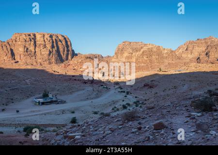 Vue panoramique de Colonnaded Street et Qasr al-Bint dans la ville historique et archéologique de Petra, Jordanie depuis Al-Kubtha Trail contre le ciel bleu Banque D'Images