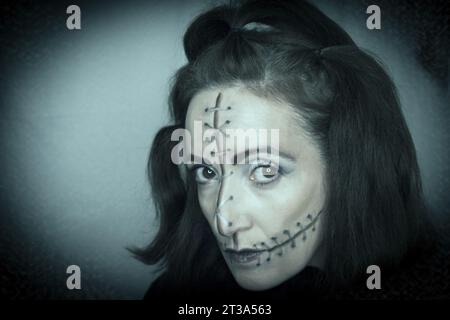 Poupée de maquillage Halloween avec des points de suture sur le visage.femmes. Banque D'Images