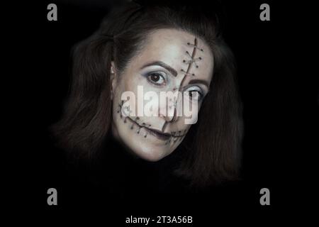 Poupée de maquillage Halloween avec des points de suture sur le visage.femmes. Banque D'Images