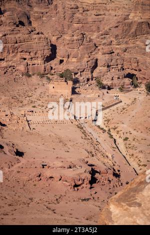 Vue panoramique de Colonnaded Street, Grand Temple et Qasr al-Bint dans la ville historique et archéologique de Petra, Jordanie depuis Al-Kubtha Trail Banque D'Images