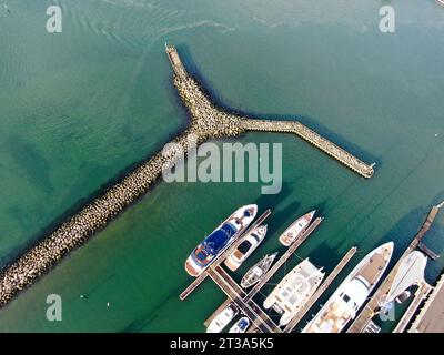 Vue aérienne d'une marina avec des yachts chers regardant directement au-dessus Banque D'Images