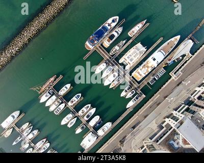 Vue aérienne d'une marina avec des yachts chers regardant directement au-dessus Banque D'Images