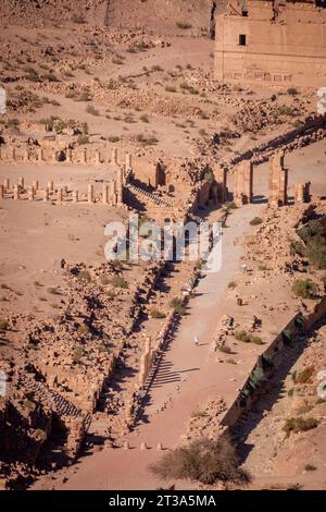 Vue panoramique de Colonnaded Street, Grand Temple et Qasr al-Bint dans la ville historique et archéologique de Petra, Jordanie depuis Al-Kubtha Trail Banque D'Images