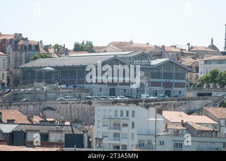 ANGOULEME HALLES MARCHE COUVERT Banque D'Images