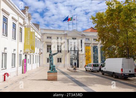 Lisboa, Portugal - 18.09.2023 Square Trindade Coelho avec Lisbonne Sainte Maison de la Miséricorde (Santa Casa Misericordia de Lisboa) et le Musée de So. Roque Banque D'Images