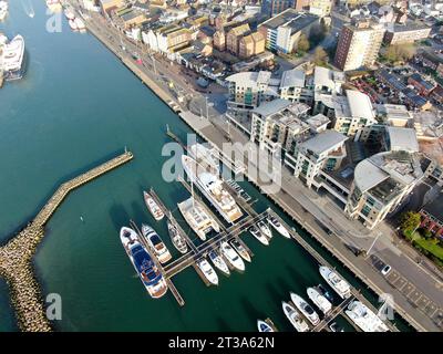 Vue aérienne d'une marina avec des yachts chers regardant directement au-dessus Banque D'Images