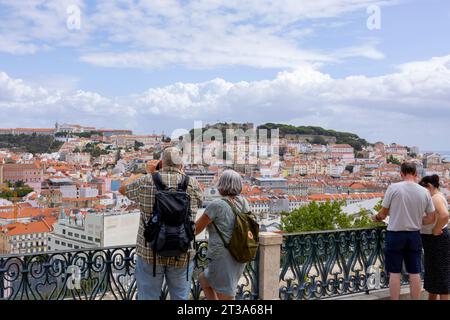 Lisboa, Portugal - 18.09.2023 observation touristique sur le toit de Lisbonne depuis Sao Pedro de Alcantara point de vue - Miradouro dans la ville de Lisbonne, Portugal Banque D'Images