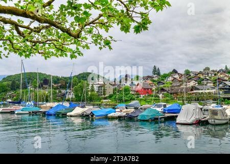 Belle ville portuaire Spiez est une petite ville sur le lac de Thoune. Situé sur la côte sud, à seulement 18 km d'Interlaken. Banque D'Images