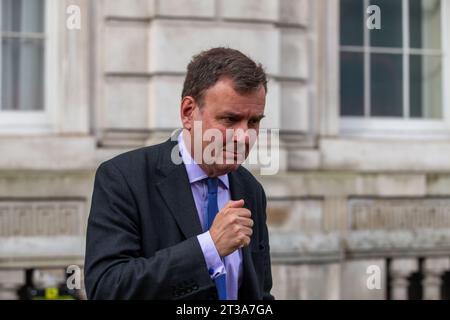 Londres, Royaume-Uni. 24 octobre 2023. Greg Hands, député, président du Parti conservateur, quitte le bureau du Cabinet. Crédit : Richard Lincoln/Alamy Live News Banque D'Images