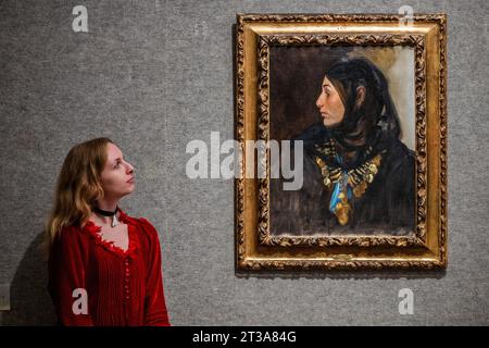 Londres, Royaume-Uni. 24 octobre 2023. John Singer Sargent, Egyptian Woman (coin Necklace), 1891, en vente à New York le 6 novembre 2023, est US$1 200 000 (dans le cadre de la vente Barbara Walters American Icon) - US$1 800 000 prévisualisé à Bonhams New Bond Street, Londres. Crédit : Guy Bell/Alamy Live News Banque D'Images