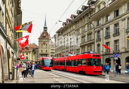 Berne-mai 20 ,2023 :vue de la vieille ville avec des touristes dans la rue Kramgasse à Berne Suisse Banque D'Images