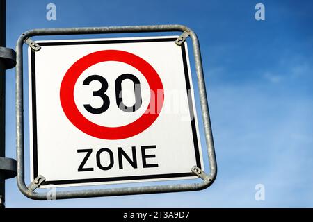 Gersthofen, Bavière, Allemagne. 23 octobre 2023. Panneau de signalisation de vitesse 30 devant le ciel bleu. Trafic zone calme 30 *** Tempo 30 Verkehrsschild vor blauem Himmel. Verkehrsberuhigte zone 30 crédit : Imago/Alamy Live News Banque D'Images