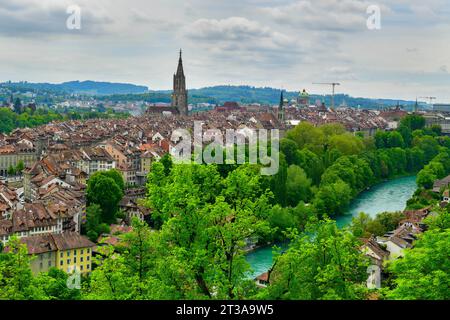 Vue sur le paysage urbain de la vieille ville de Berne avec de vieux bâtiments Bern Minster Tour cathédrale et vue sur la rivière Aare, Berne est la capitale de la Suisse Banque D'Images