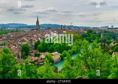 Vue sur le paysage urbain de la vieille ville de Berne avec de vieux bâtiments Bern Minster Tour cathédrale et vue sur la rivière Aare, Berne est la capitale de la Suisse Banque D'Images