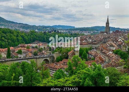 Vue sur le paysage urbain de la vieille ville de Berne avec de vieux bâtiments Bern Minster Tour cathédrale et vue sur la rivière Aare, Berne est la capitale de la Suisse Banque D'Images