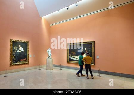 MADRID ESPAGNE - 24 octobre 2023 : salle d'exposition du Musée national Thyssen-Bornemisza avec deux jeunes observant attentivement l'une des œuvres. Banque D'Images