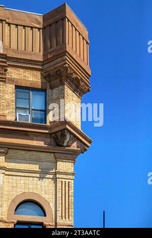 Park Slope, Brooklyn : Acme Hall, un bâtiment néo-roman avec des briques élaborées, de hautes fenêtres au sommet d'un tableau arrière et une tour d'angle. Banque D'Images