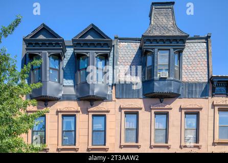 Park Slope, Brooklyn : maisons en rangée de brownstone à toit mansardé sur la 9e rue avec des baies métalliques en saillie. Banque D'Images