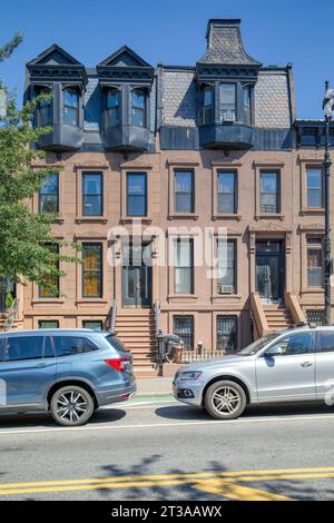 Park Slope, Brooklyn : maisons en rangée de brownstone à toit mansardé sur la 9e rue avec des baies métalliques en saillie. Banque D'Images