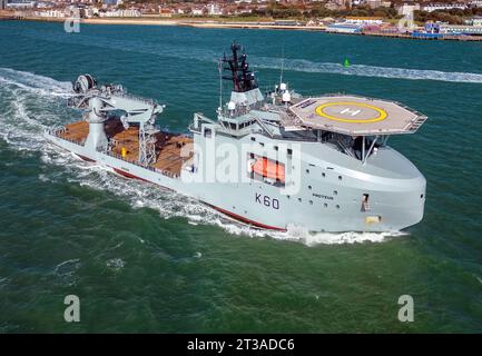 Le RFA Proteus (K60) est un navire de surveillance océanique multi-rôle chargé de protéger l'infrastructure de câbles et de pipelines sous-marins du Royaume-Uni. Banque D'Images