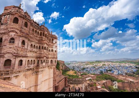 Surplombant la vieille ville de Jodhpur, la «ville bleue» composée de maisons brahmanes. Mehrangarh fort est à Jodhpur, Rajasthan, Inde. UNESCO World Heritag Banque D'Images