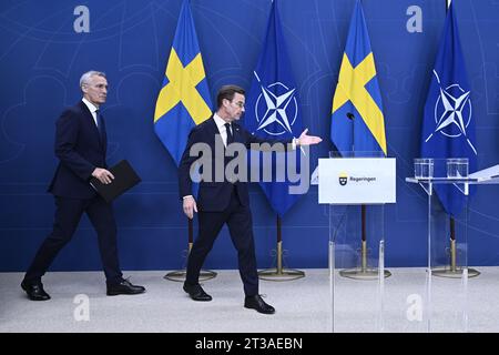 Stockholm, Suède. 24 octobre 2023. Le Premier ministre Ulf Kristersson (à gauche) et le secrétaire général de l'OTAN, Jens Stoltenberg, lors d'une conférence de presse au siège du gouvernement suédois, Rosenbad, mardi 24 octobre.photo : Jonas Ekströmer/TT/Code 10030 crédit : TT News Agency/Alamy Live News Banque D'Images