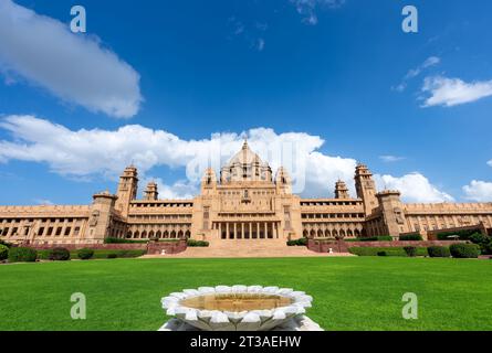 A l'extérieur de l'hôtel, il y a des pelouses vertes, des jardins et une petite fontaine. Palais Taj Umaid Bhawan, Jaisalmer, Rajasthan, Inde. Banque D'Images