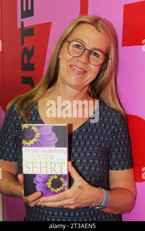 Die Frankfurter Buchmesse ist eine internationale Buchmesse, die jährlich im Oktober auf dem Gelände der Messe Frankfurt stattfindet. Foto : Mirjam Müntefering, Buchtitel Unversehrt *** la Foire du livre de Francfort est une foire internationale du livre qui a lieu chaque année en octobre au parc d'expositions de Francfort photo Mirjam Müntefering, titre du livre intact. Banque D'Images