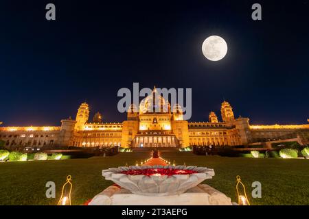 La vue nocturne de l'hôtel est magnifique, avec la lune dans le ciel. Palais Taj Umaid Bhawan, Jaisalmer, Rajasthan, Inde. Banque D'Images