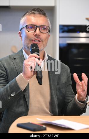 Prague, République tchèque. 24 octobre 2023. Tomas Pardubicky, PDG de Finep Group, lors d'une conférence de presse de Heimstaden Czech en coopération avec Finep Holding et l'Association de logement locatif sur le thème de la construction d'appartements à Prague, République tchèque, le 24 octobre 2023. Crédit : Michal Kamaryt/CTK photo/Alamy Live News Banque D'Images