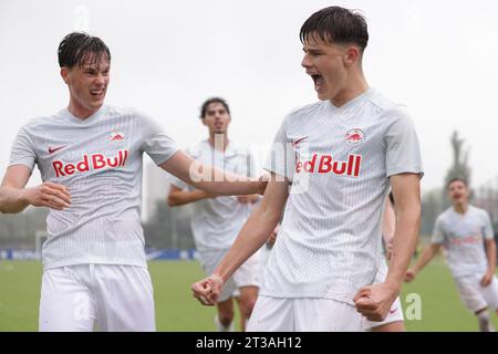Milan, Italie. 24 octobre 2023. Jano Zeteny du FC Salzbourg marque pour donner à l'équipe une avance de 2-0 lors du match de l'UEFA Youth League au Youth Development Centre de Milan. Le crédit photo devrait se lire : Jonathan Moscrop/Sportimage crédit : Sportimage Ltd/Alamy Live News Banque D'Images
