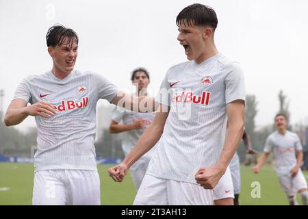 Milan, Italie. 24 octobre 2023. Jano Zeteny du FC Salzbourg marque pour donner à l'équipe une avance de 2-0 lors du match de l'UEFA Youth League au Youth Development Centre de Milan. Le crédit photo devrait se lire : Jonathan Moscrop/Sportimage crédit : Sportimage Ltd/Alamy Live News Banque D'Images