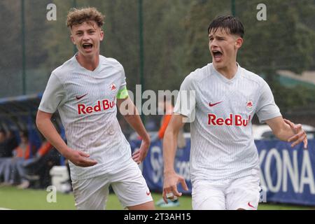 Milan, Italie. 24 octobre 2023. Jano Zeteny du FC Salzbourg marque pour donner à l'équipe une avance de 2-0 lors du match de l'UEFA Youth League au Youth Development Centre de Milan. Le crédit photo devrait se lire : Jonathan Moscrop/Sportimage crédit : Sportimage Ltd/Alamy Live News Banque D'Images
