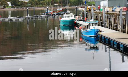Vue des bateaux de pêche dans le port de la côte ouest de l'Écosse dans le port d'Ullapool, Ross et Cromarty, Écosse, Royaume-Uni. Banque D'Images