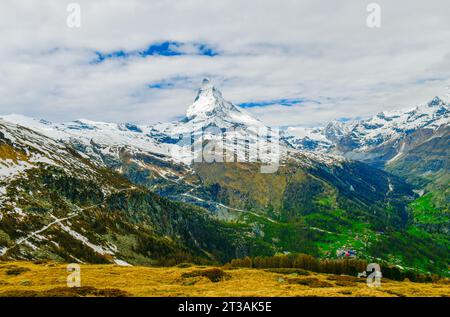 Vue de Swiss alp avec Matterhorn pic en journée ensoleillée Zermatt Suisse Banque D'Images