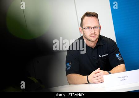 Cuxhaven, Allemagne. 24 octobre 2023. Robby Renner, à la tête de Havariekommando, lors d'une conférence de presse après la collision de deux cargos en mer du Nord. L'accident impliquant les deux cargos s'est produit mardi matin à environ 22 kilomètres au sud-ouest de l'île offshore de Helgoland et à 31 kilomètres au nord-est de l'île Frise orientale de Langeoog, selon le Havariekommando. Crédit : Sina Schuldt/dpa/Alamy Live News Banque D'Images