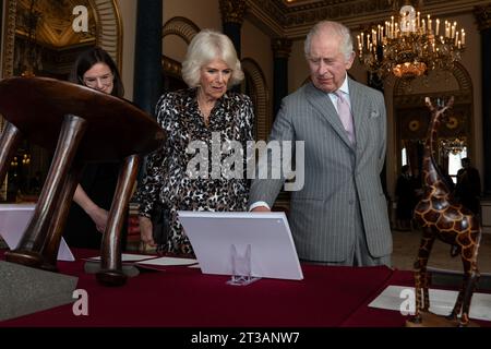 Le roi Charles III et la reine Camilla voient une partie de la collection royale relative au lien de longue date de la famille royale avec la nation lors d'une réception pour la diaspora kenyane au Royaume-Uni au palais de Buckingham, au centre de Londres, pour célébrer la relation chaleureuse entre les deux pays et le partenariat solide et dynamique qu’ils continuent de forger avant leur visite d’État des Majestés au Kenya. Date de la photo : mardi 24 octobre 2023. Banque D'Images