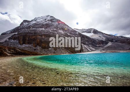 GANZI, CHINE - 15 OCTOBRE 2023 - le paysage de la mer de NIUNAI est vu dans la zone panoramique de Daocheng Yading dans la préfecture autonome tibétaine de Ganzi, province du Sichuan Banque D'Images