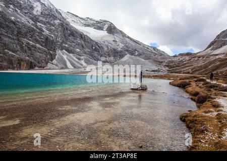 GANZI, CHINE - 15 OCTOBRE 2023 - les touristes regardent le paysage de la mer de NIUNAI à Daocheng Yading Scenic spot dans la préfecture autonome tibétaine de Ganzi, dans le Sichua Banque D'Images