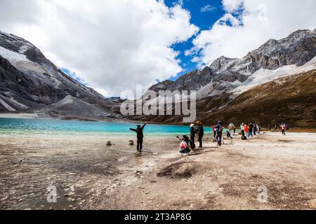 GANZI, CHINE - 15 OCTOBRE 2023 - les touristes regardent le paysage de la mer de NIUNAI à Daocheng Yading Scenic spot dans la préfecture autonome tibétaine de Ganzi, dans le Sichua Banque D'Images