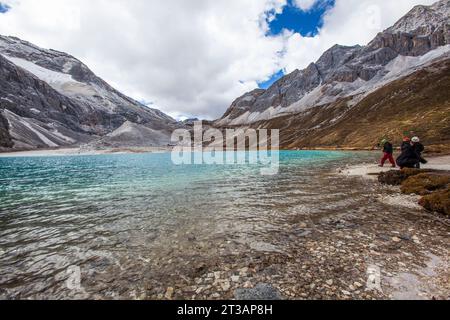 GANZI, CHINE - 15 OCTOBRE 2023 - les touristes regardent le paysage de la mer de NIUNAI à Daocheng Yading Scenic spot dans la préfecture autonome tibétaine de Ganzi, dans le Sichua Banque D'Images