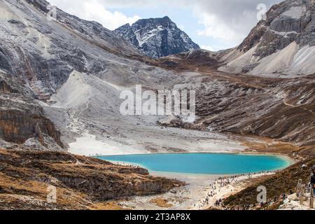 GANZI, CHINE - 15 OCTOBRE 2023 - les touristes regardent le paysage de la mer de NIUNAI à Daocheng Yading Scenic spot dans la préfecture autonome tibétaine de Ganzi, dans le Sichua Banque D'Images