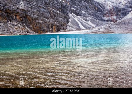 GANZI, CHINE - 15 OCTOBRE 2023 - le paysage de la mer de NIUNAI est vu dans la zone panoramique de Daocheng Yading dans la préfecture autonome tibétaine de Ganzi, province du Sichuan Banque D'Images