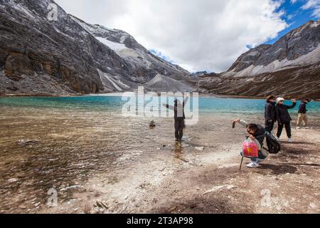 GANZI, CHINE - 15 OCTOBRE 2023 - les touristes regardent le paysage de la mer de NIUNAI à Daocheng Yading Scenic spot dans la préfecture autonome tibétaine de Ganzi, dans le Sichua Banque D'Images