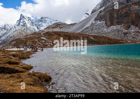 GANZI, CHINE - 15 OCTOBRE 2023 - les touristes regardent le paysage de la mer de NIUNAI à Daocheng Yading Scenic spot dans la préfecture autonome tibétaine de Ganzi, dans le Sichua Banque D'Images