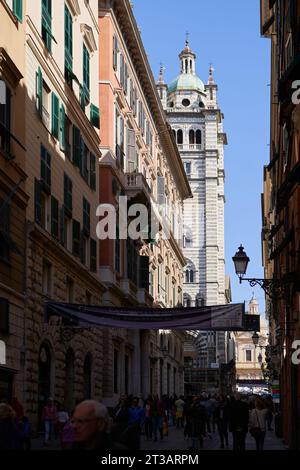 Promenade touristique à proximité Cathédrale Saint-Laurent (italien : Cattedrale di San Lorenzo) à Porto Antico di Genova. GÊNES - 1 MAI 2019 Banque D'Images