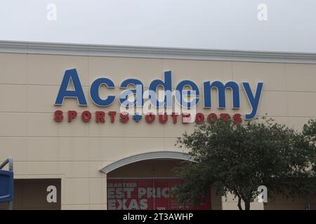 Vue extérieure avant d'un magasin Academy Sports Outdoors le long de l'Interstate Highway Loop 410 à San Antonio, Texas, États-Unis, le 23 octobre 2023. Le 7 avril 2016, le tireur de Sutherland Church Devin Patrick Kelly a acheté un fusil Ruger modèle AR-556 dans un magasin Academy Sports Outdoors à San Antonio, Texas. Moins de deux ans plus tard, Kelly utiliserait ce fusil pour commettre une fusillade de masse. Le 5 novembre 2017, Kelly commet la fusillade de masse la plus meurtrière dans un lieu de culte en Amérique. (Photo de Carlos Kosienski/Sipa USA) Banque D'Images